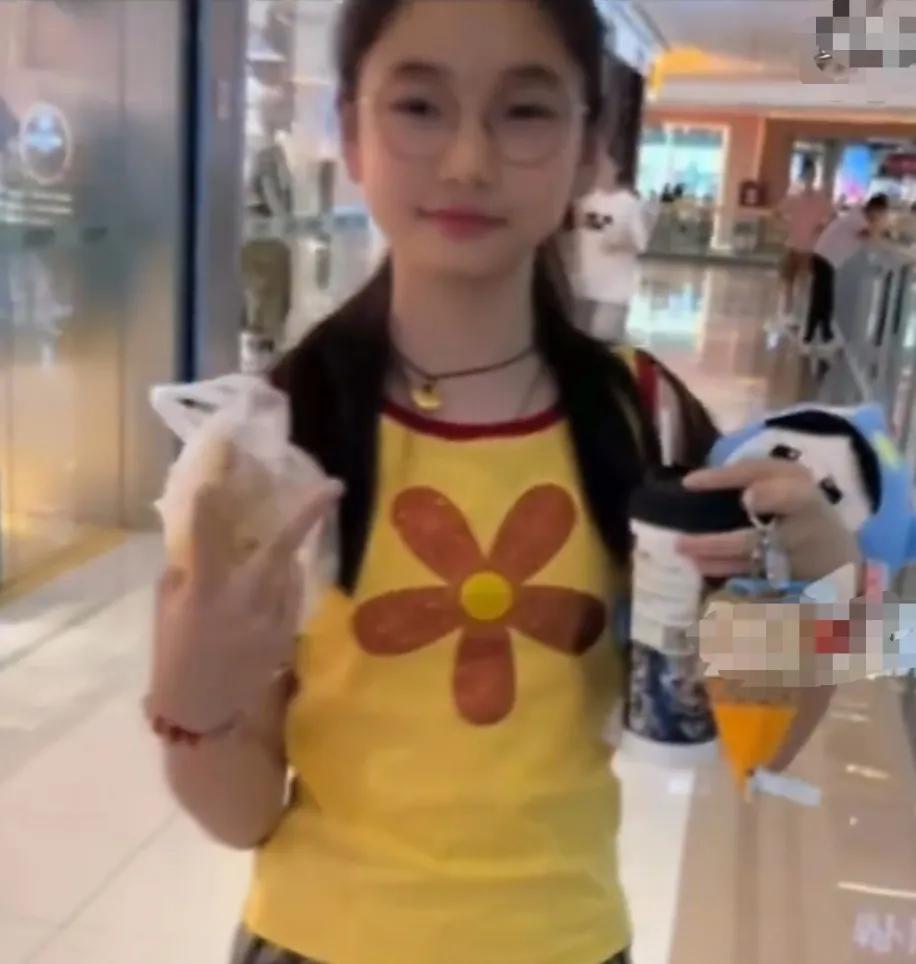11岁女孩一个暖心举动，换来双向温柔，善良真的会代代相传

街头最动人的善意，从