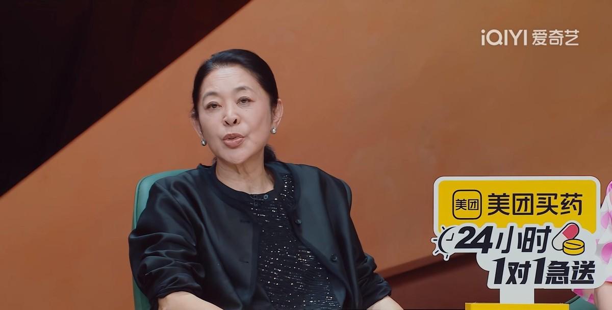 有些老公不是不管孩子，是连装都懒得装一下。
冉莹颖为了老二比赛的事，在餐厅里忙前