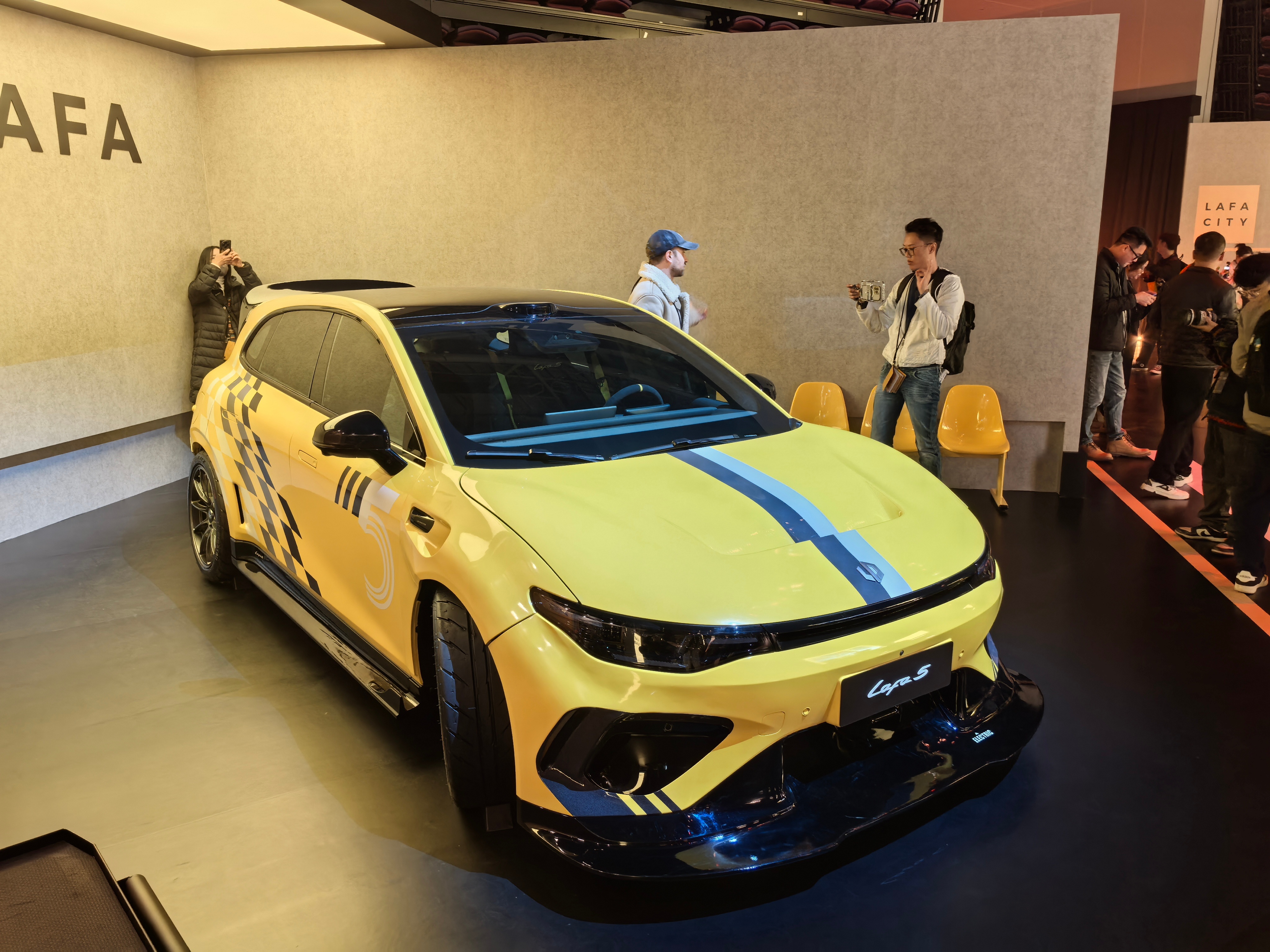 到零跑Lafa5发布会现场了，看到Lafa5了，这个黄颜色的是真好看，太酷了，太