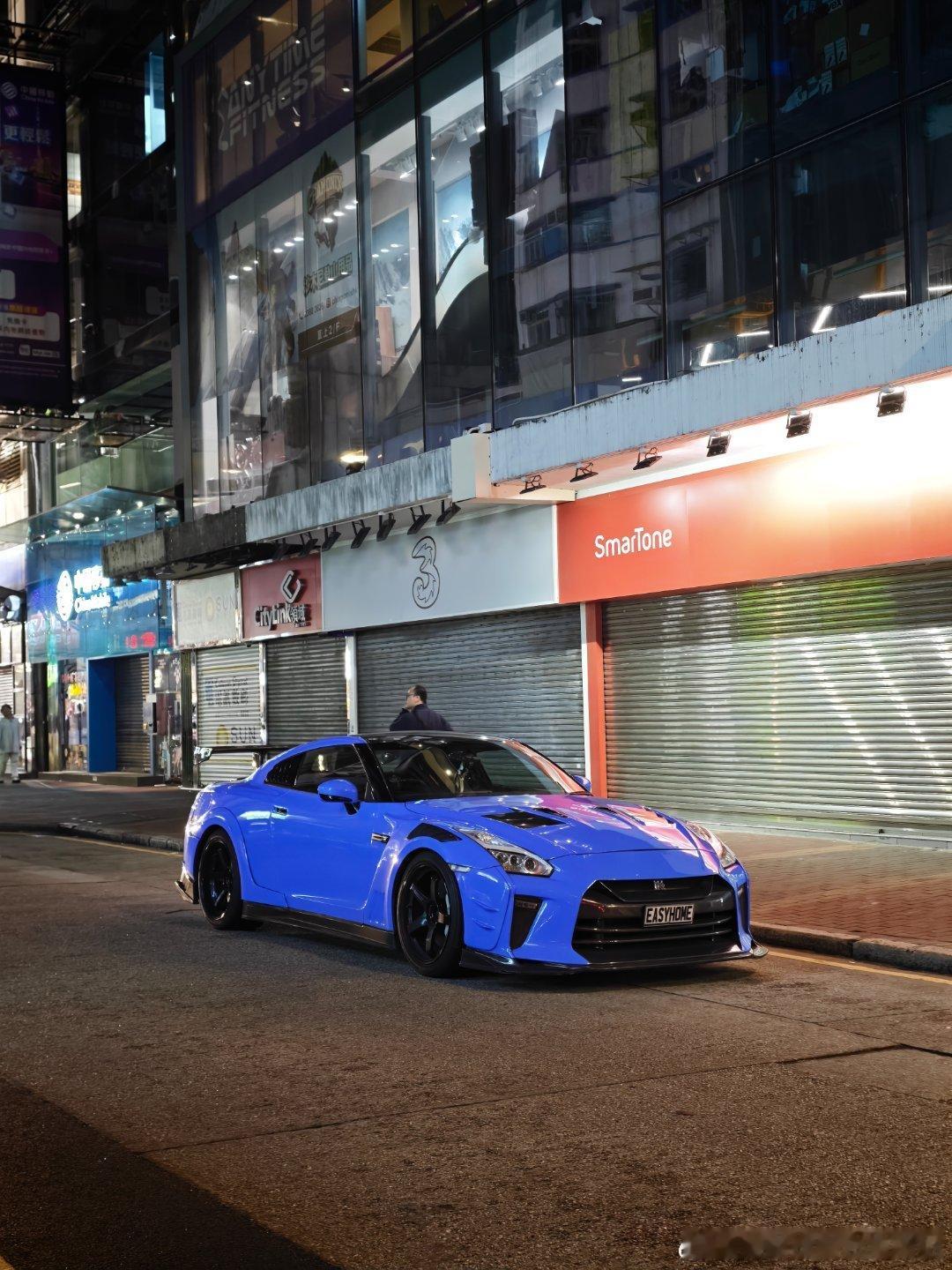 PLZ EASYHOME你們喜歡自訂車牌嗎兩部R35停在一起 應該是好兄弟吧 