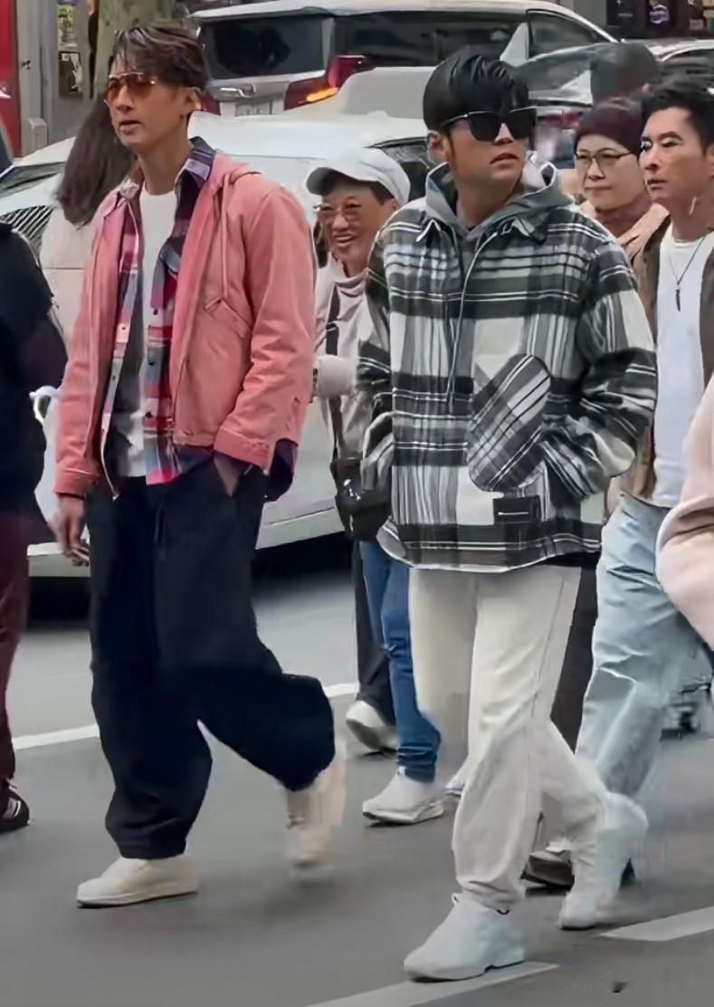周杰伦私生子风波后首现身


周杰伦戴墨镜笑容满面，穿着厚的外套一身休闲打扮十分