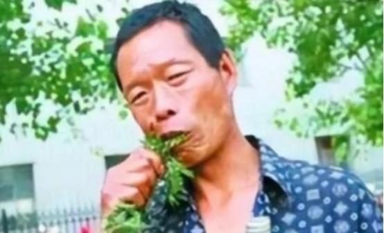 一重庆男子吃草上瘾，34年吃了40吨草，闻到肉味就想吐，每天就靠吃草充饥，身体非