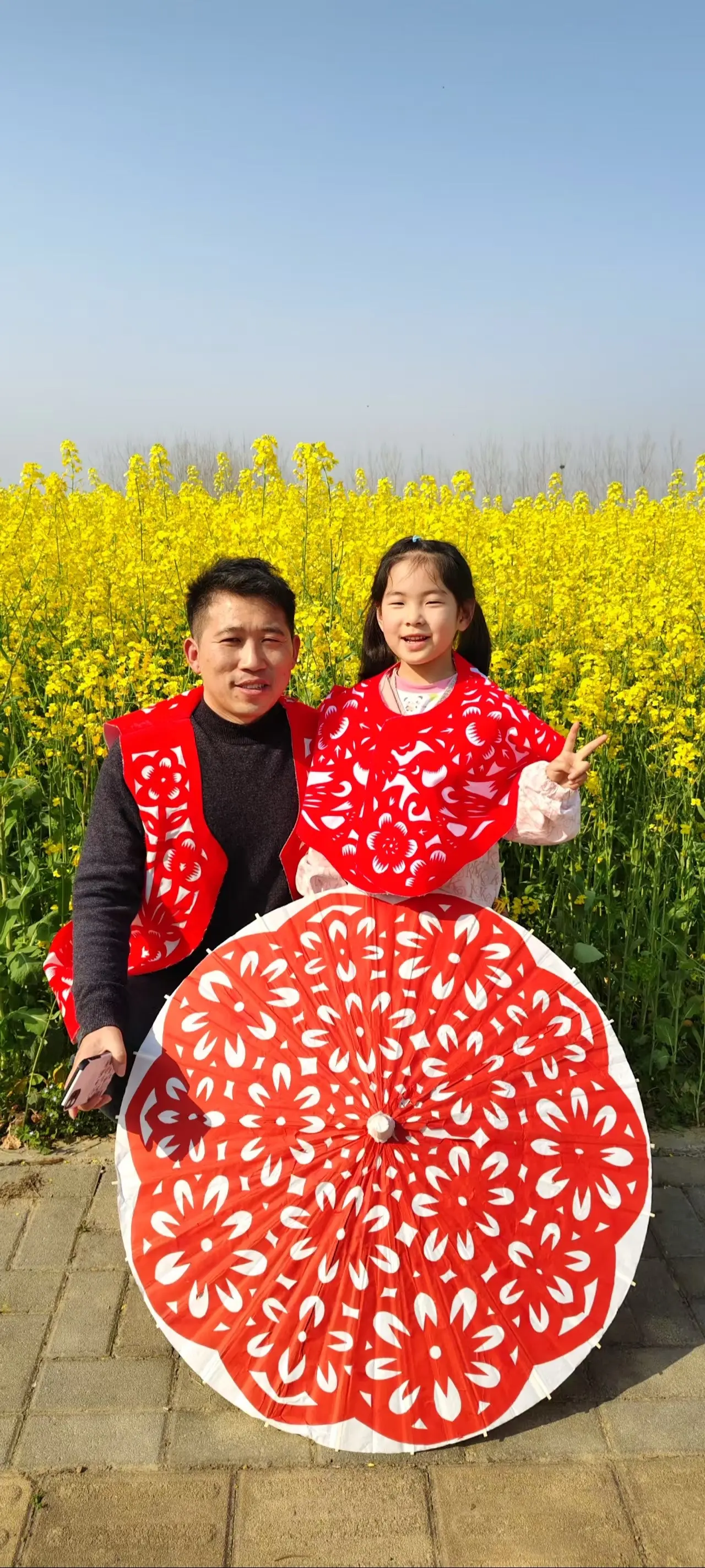 户外教学，赏花剪纸两相宜