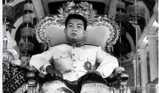 1941年的金边王宫，19岁的西哈努克刚登基不久。庆典上，他目光落在姨妈蓬珊莫尼