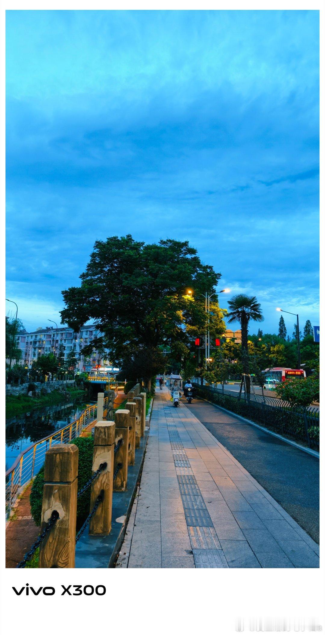 昨晚没跑步出门散步啦来杯久违的🧋因为里面有仙草冻感觉不大好喝呀咱们大浦口著名的