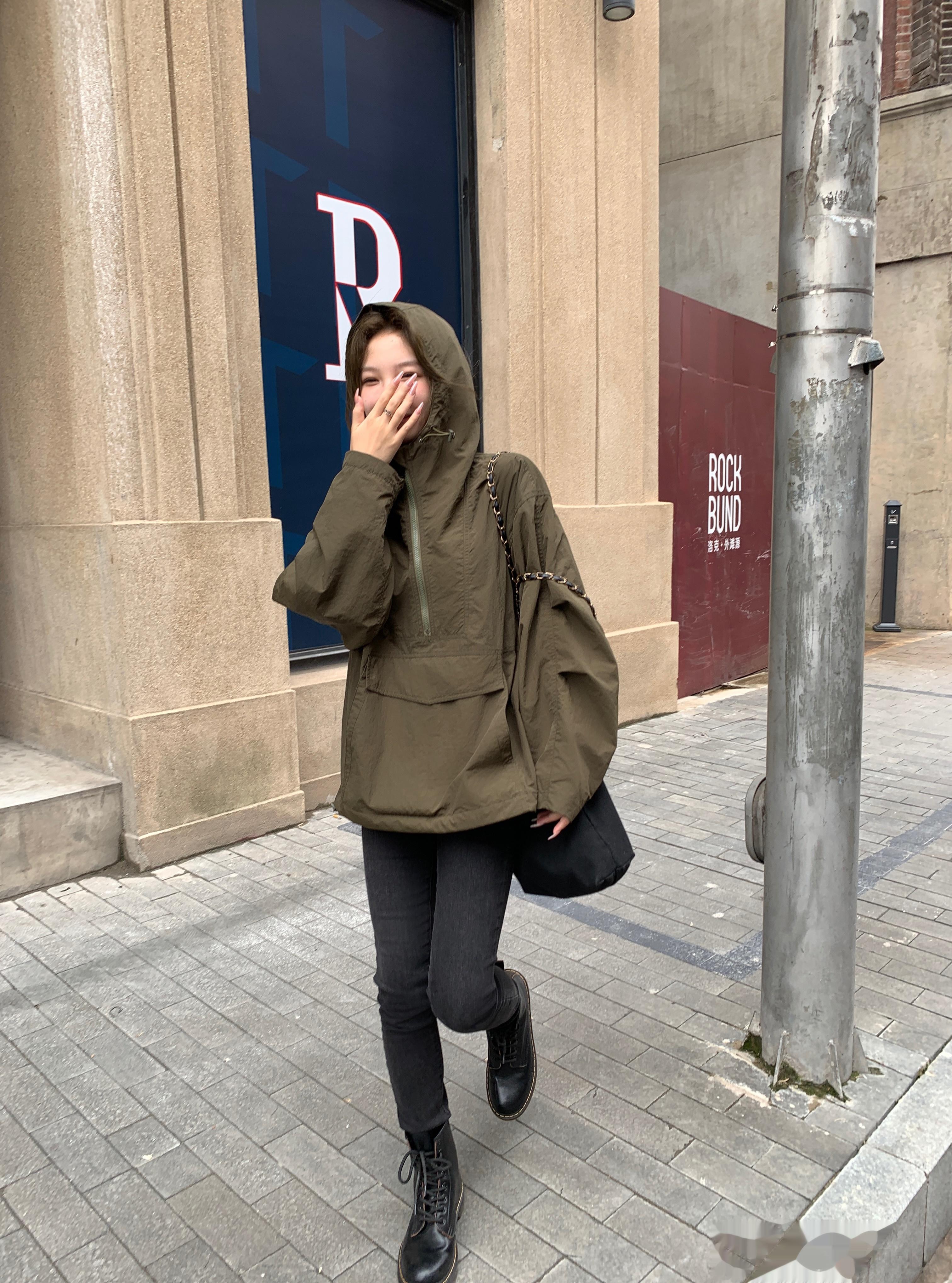 citywalk🚶🏻‍♀️🚶🏻秋天就很适合出门走走好久不见冲锋衣 浅透一