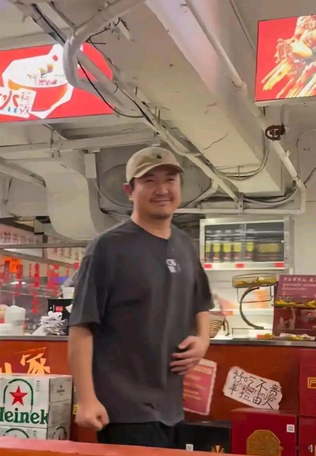 成都深夜串串店偶遇沈腾，戴上鸭舌帽，低调干饭尽显烟火气凌晨3点的成都，街边串串店