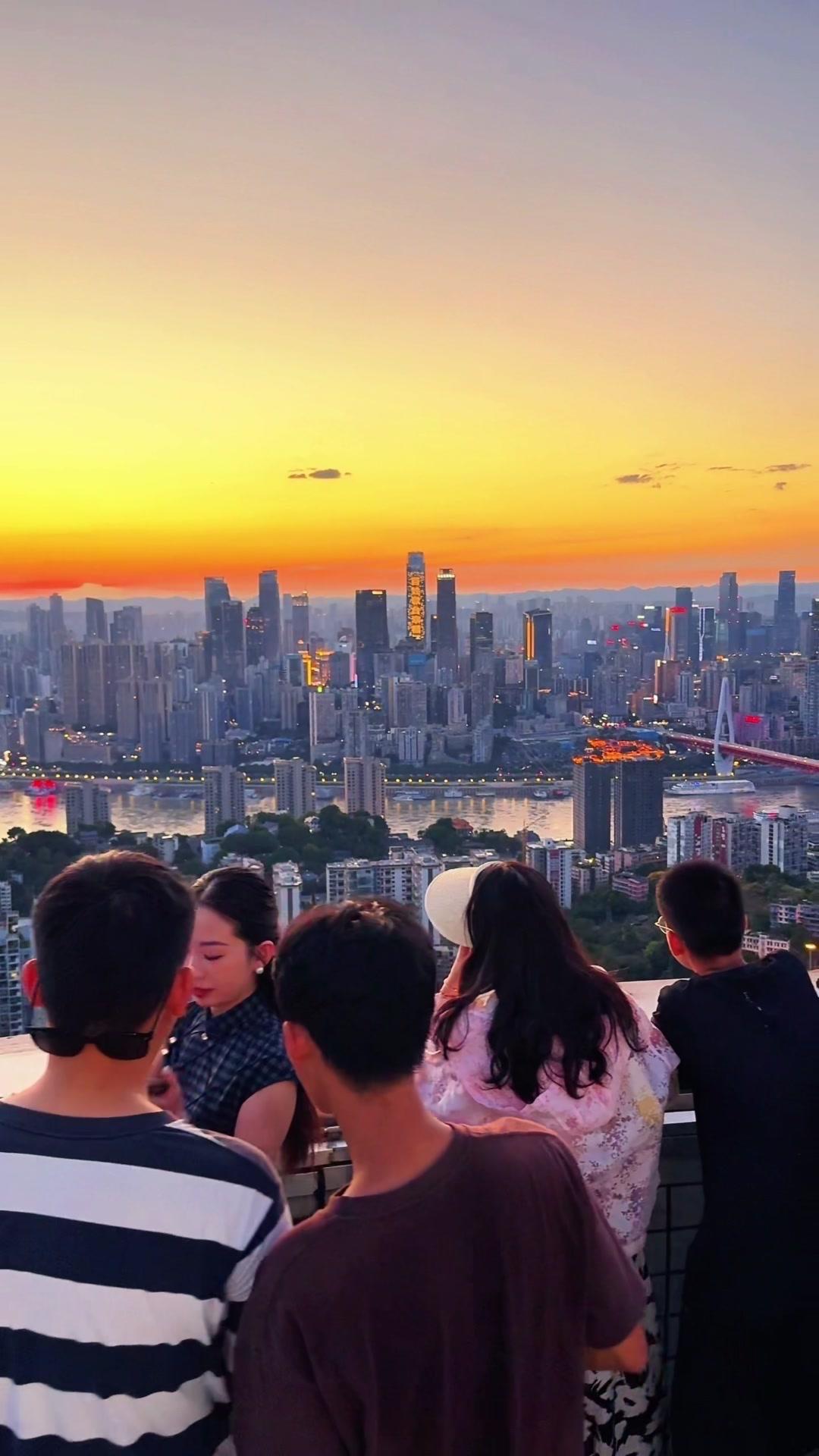 一半烟火，一半梦境。南岸江风里的重庆落日🌇
🌆在南岸散步时，突然被江风与落日