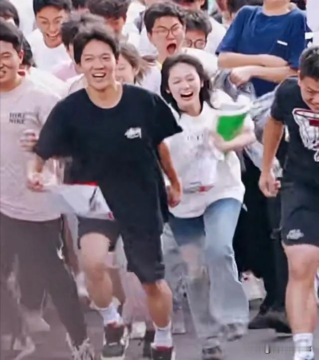 这下女友真成学姐了！去年高考，湖南长沙一对情侣手牵着手跑出考场登上了热搜，结果女