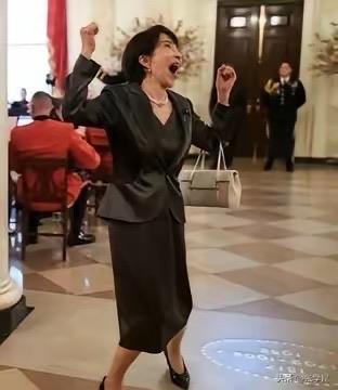 路透社今天报道：“据路透社审阅的一份草案显示，由于日中关系持续恶化，日本将在年度