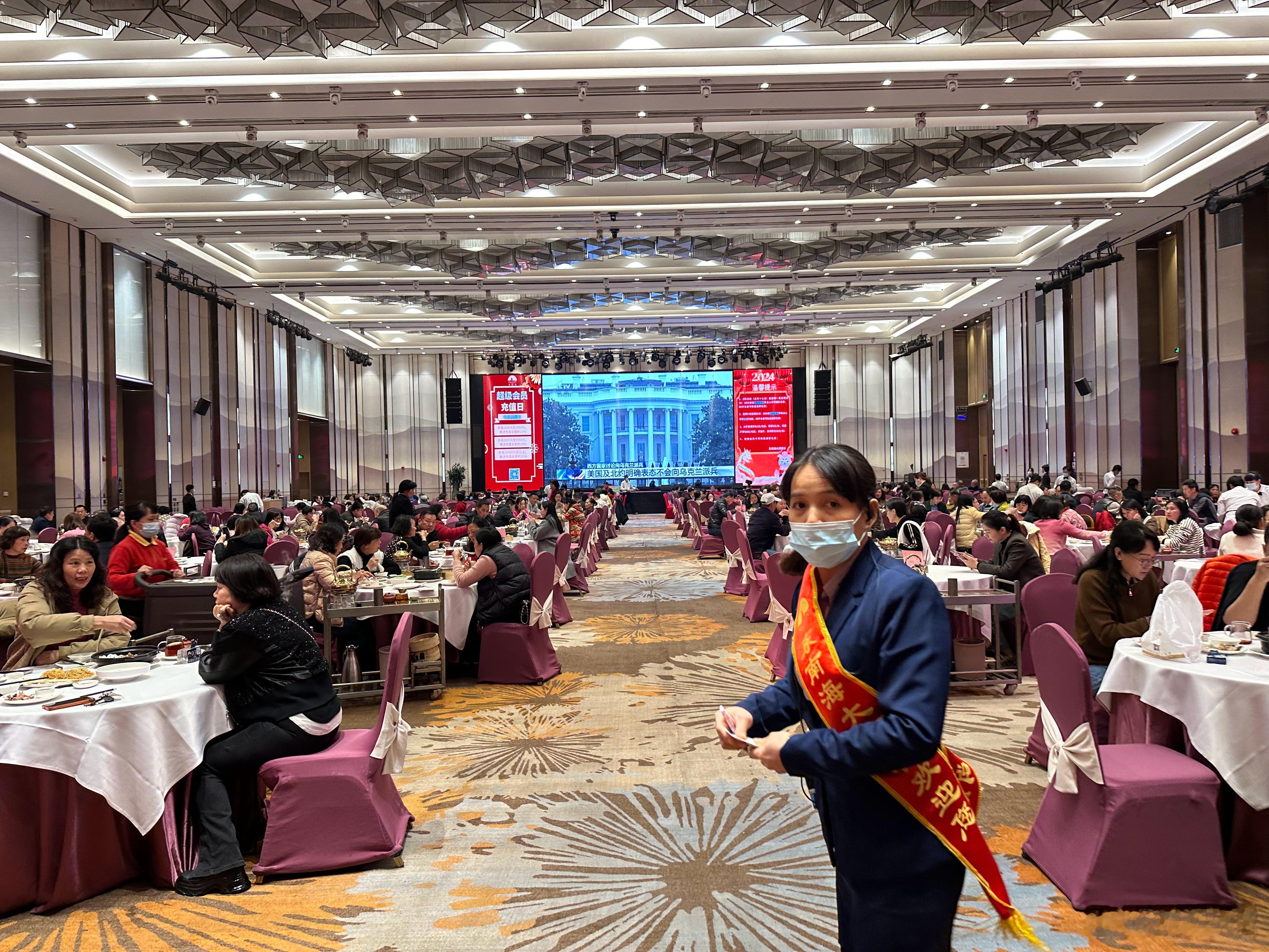 靓仔来食早茶了第一次感受上千人同时看央视新闻…… ​​​