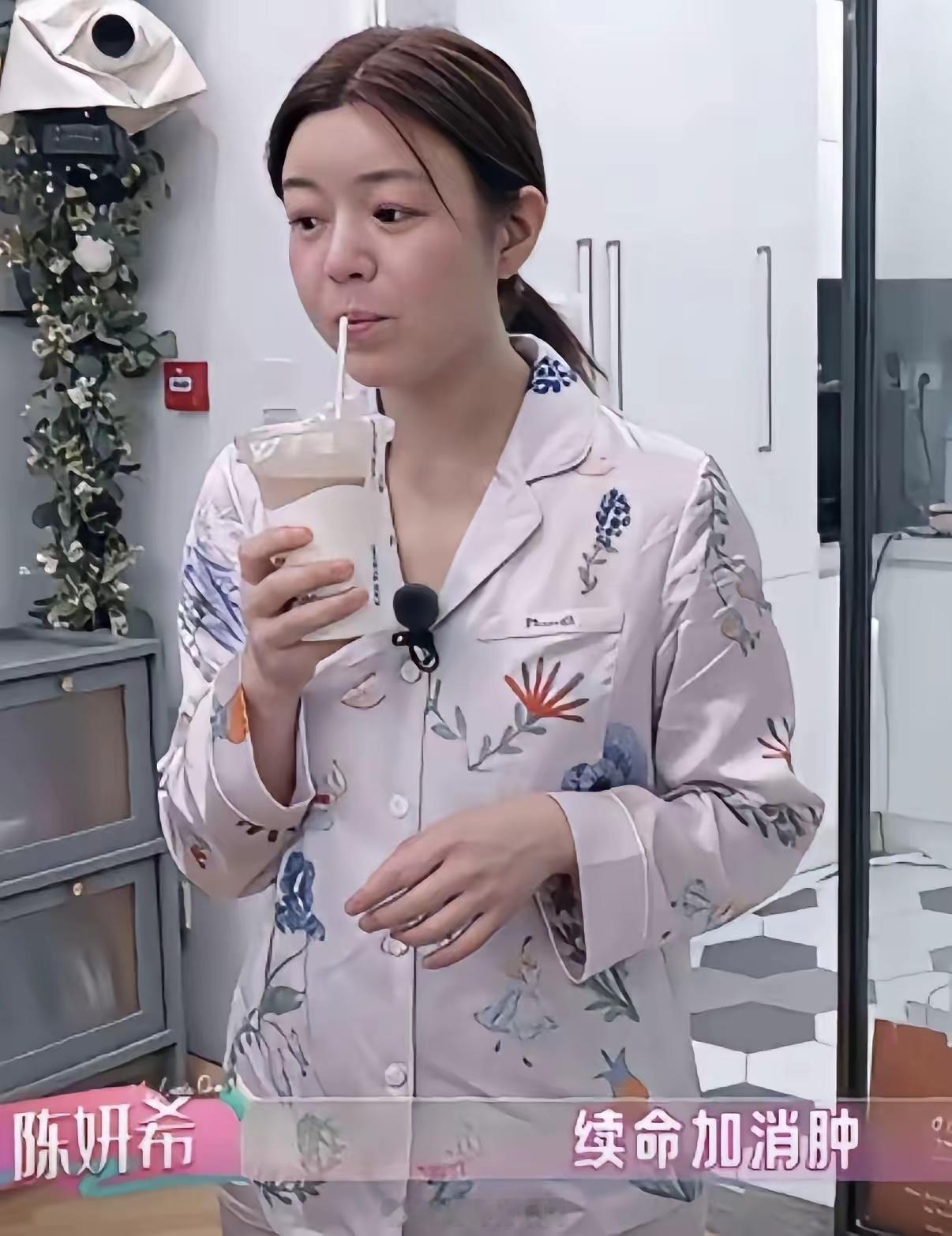 这么一看，原来陈妍希没骗人，当初她说自己演小龙女的时候水肿厉害，所以不够漂亮，才