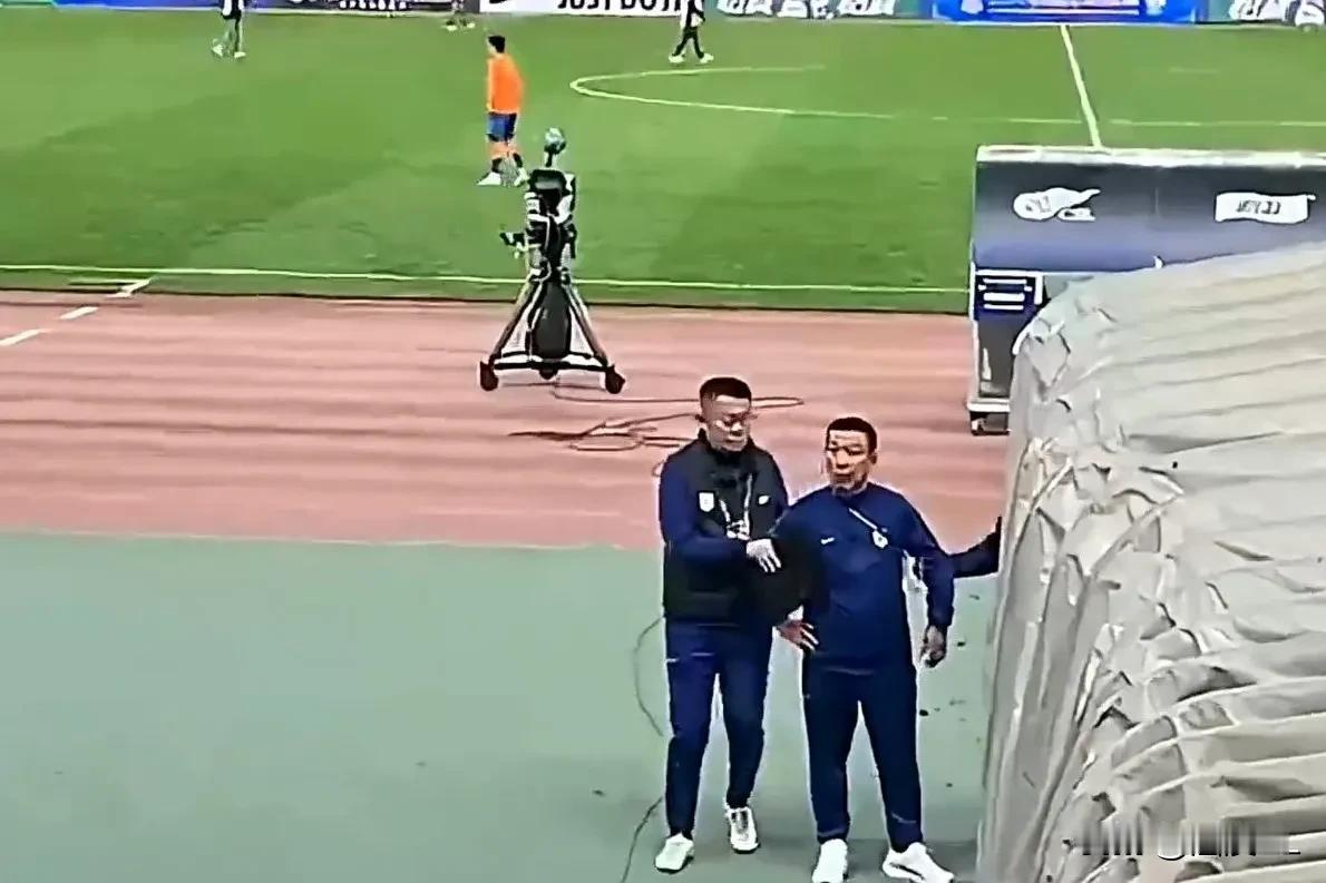 一场球就否定崔康熙了？崔康熙返回更衣室时球迷对其进行言语上的攻击，你们理智吗？泰