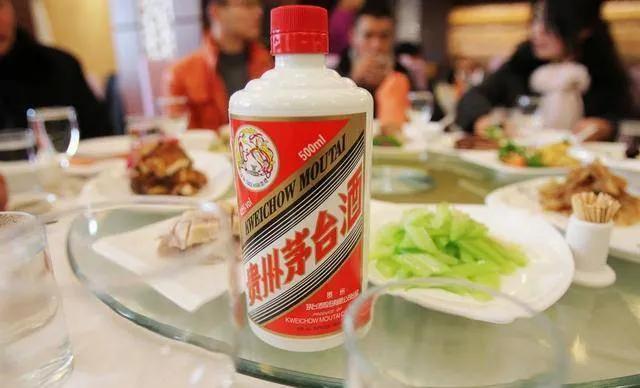 用假茅台换顾客的真酒，这不光是缺德，更是实打实的违法犯罪，上海就刚出了这么个典型