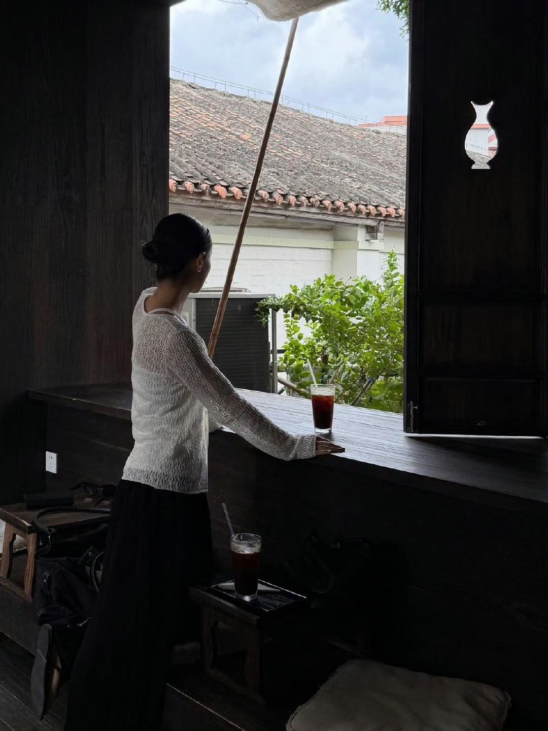 都说女人现实，其实男人才现实，丑的你看不上，漂亮的你又养不起，不物质的女人你又不