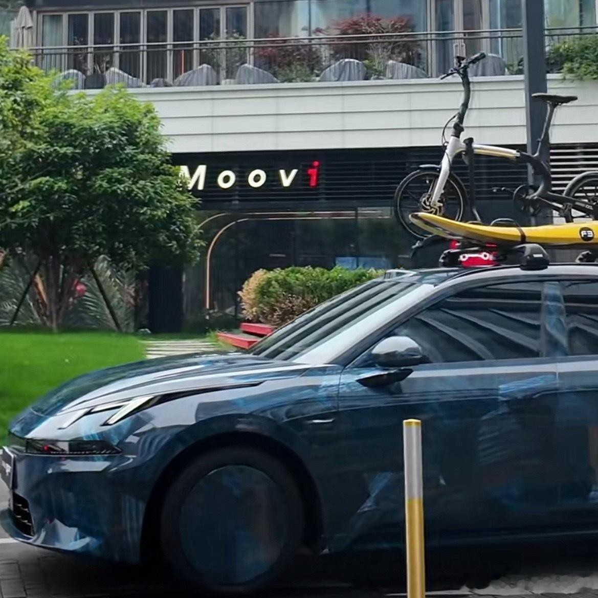 领克07GT低伪装车造型已经很清晰了，伪装车基本就是贴了一层车衣前脸看上去和轿车