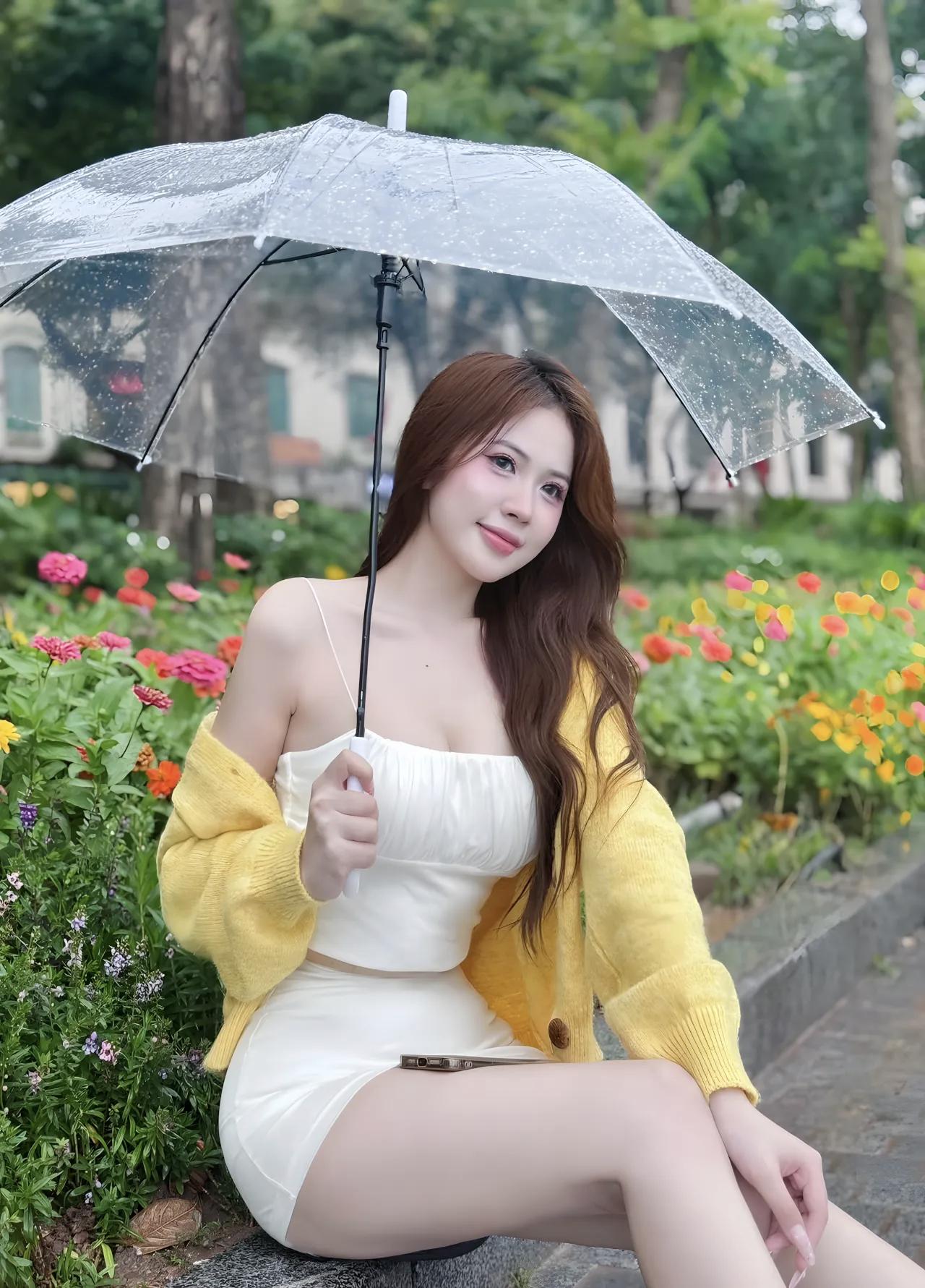 一个女孩在花丛中打着伞。