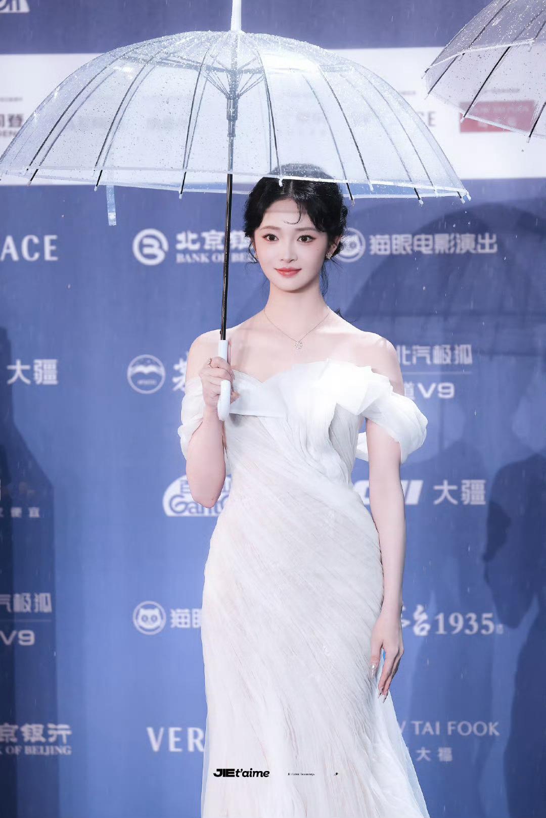 周洁琼背都淋湿了周洁琼像雨中的一块白玉 这是真的美人如玉，周洁琼原来也是冷白皮吗