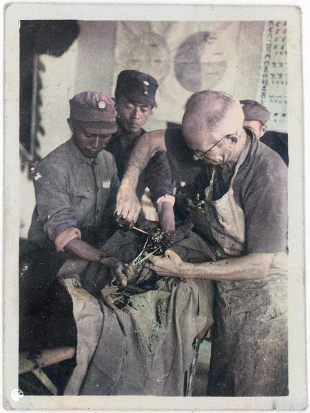 民國27年（或者是28年），白求恩在為八路軍傷患手術 