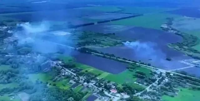 乌克兰的“俄罗斯自由军”开局一路冲，结局被团灭！
这一百来人驾驶着悍马，坦克、整