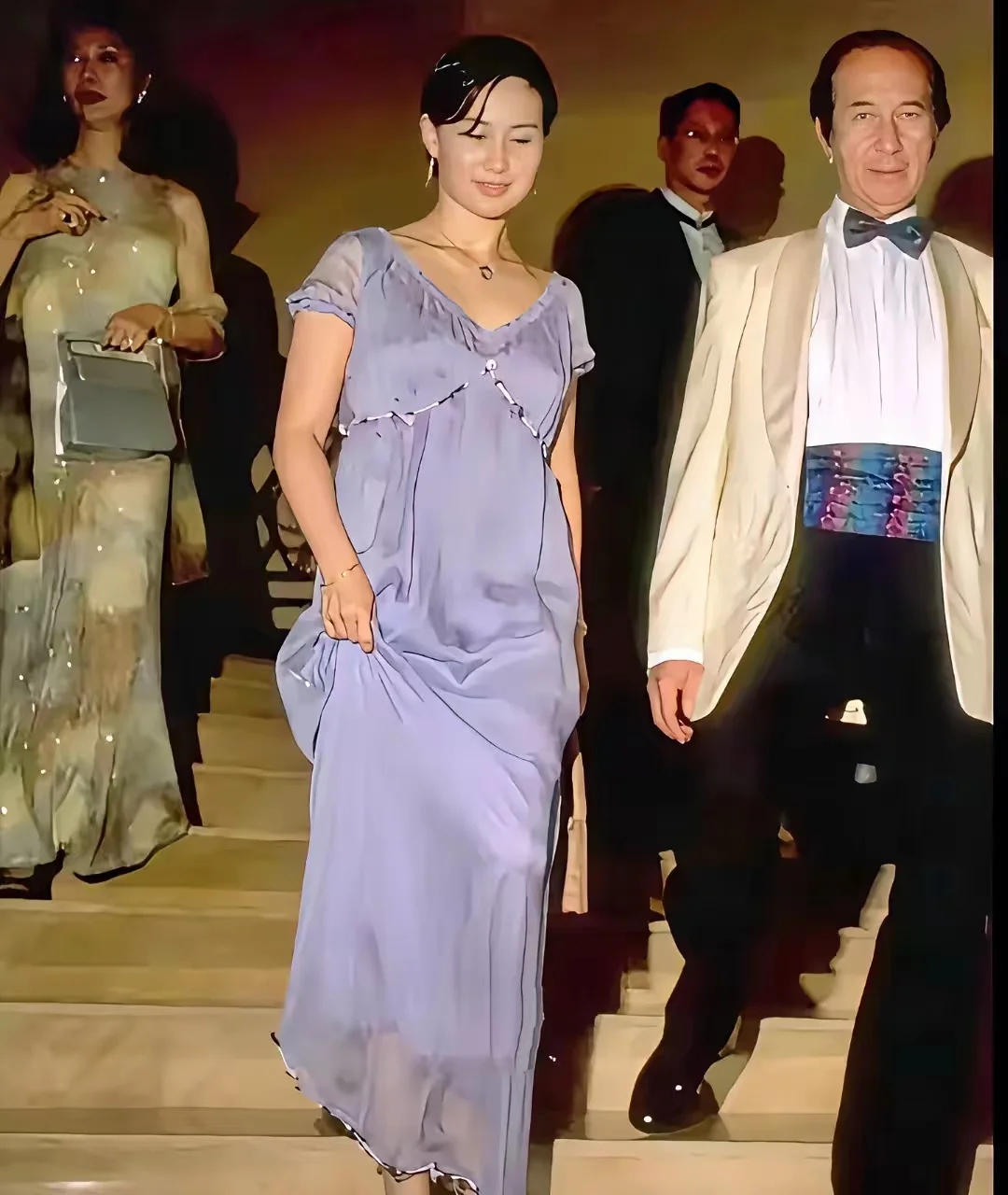 年轻时的何超琼陪父亲一起出席活动。