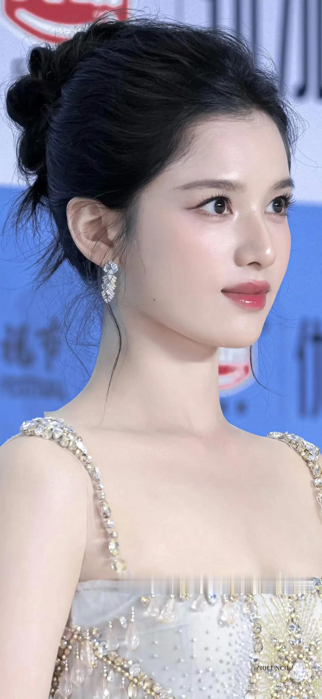 张婧仪这次这个头发盘的很不错高盘发但又不古板 
