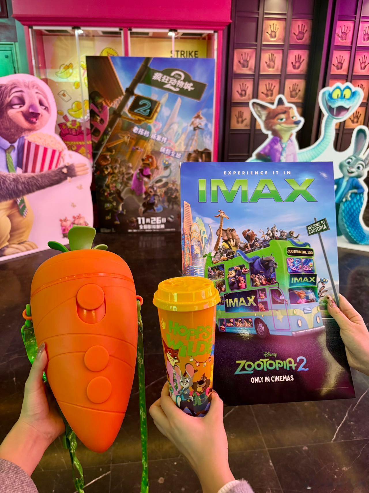 疯狂动物城今天经过电影院全是人，刚好周末，全是看动物城的，我还没来得及去看呢，过