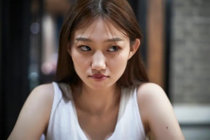 老公和前女友一直联系，先别急着离婚。从法律上讲，这不是法定离婚理由，《民法典》规