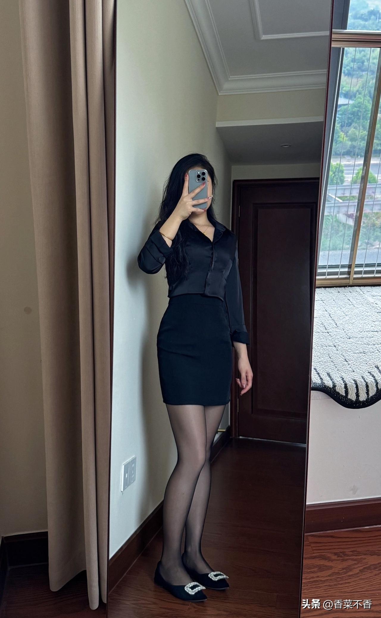 女人如何穿出含蓄的性感?选择低领但不暴露的上衣，有小性感。