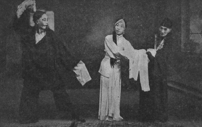 【来自投稿】1926年，川剧《白蛇传·断桥》，左起：男青儿、白娘子（周慕莲）、许