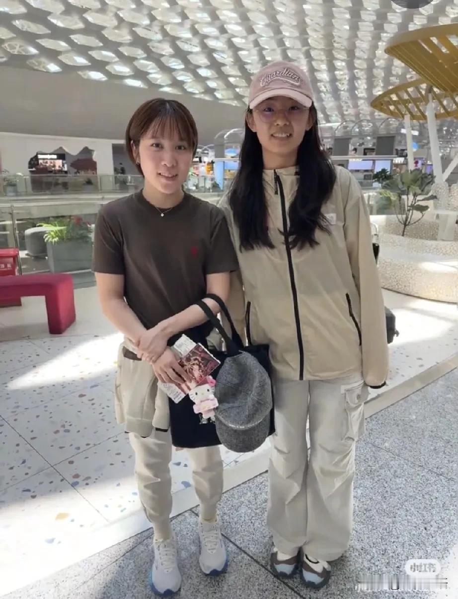 平野美宇和覃予萱也出发河北了。
感觉平野美宇到了深大后，也变得漂亮了。今年的乒超