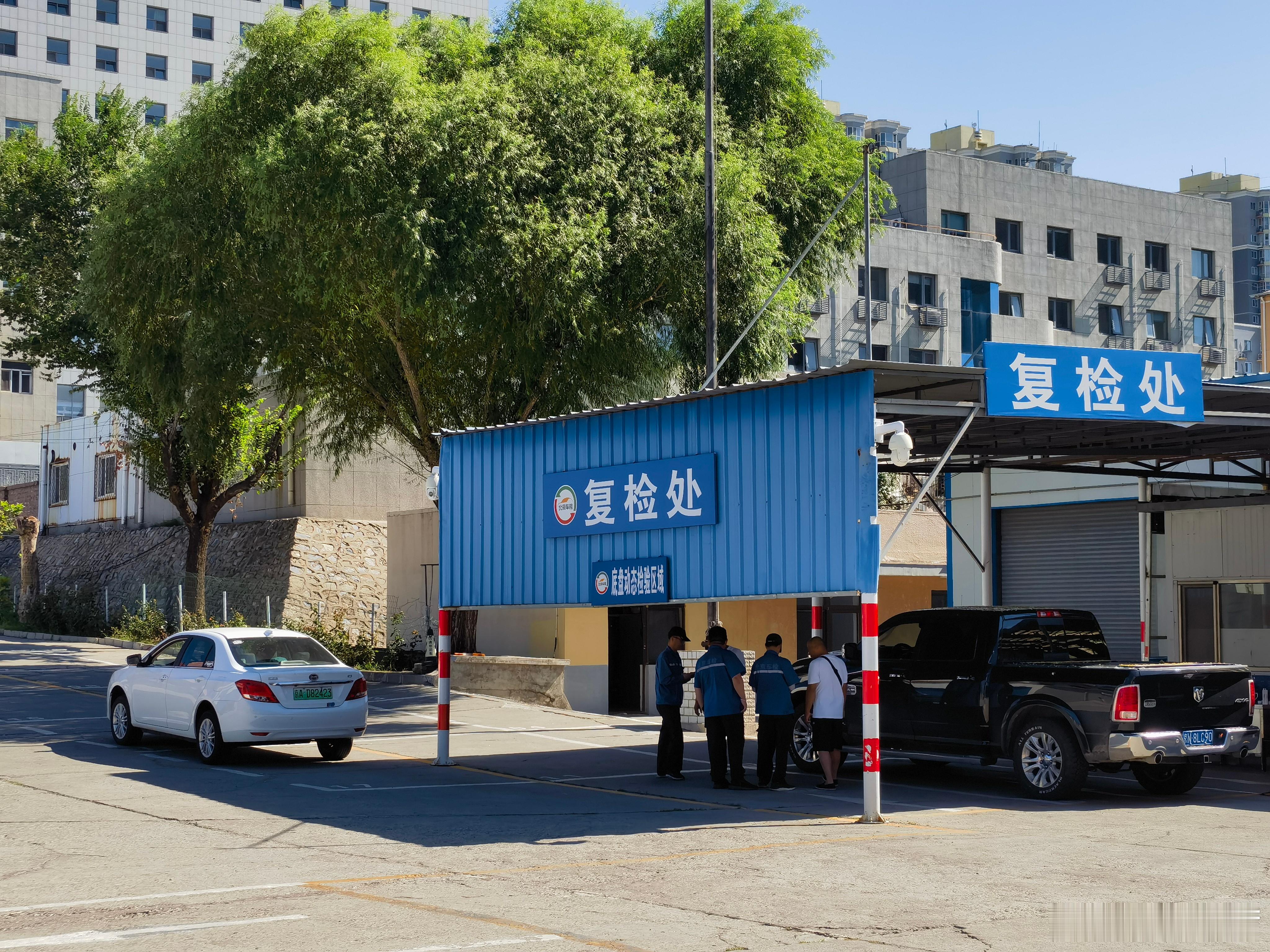 在验车场工作，能开各种好车和破车。这里的工作人员可以汽车媒体是不是有先天优势。[