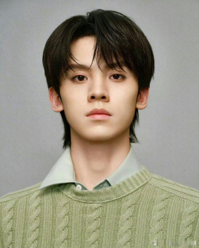 TOP登陆少年组合朱志鑫、张泽禹、张极、左航、苏新皓Prada出发图Prada出