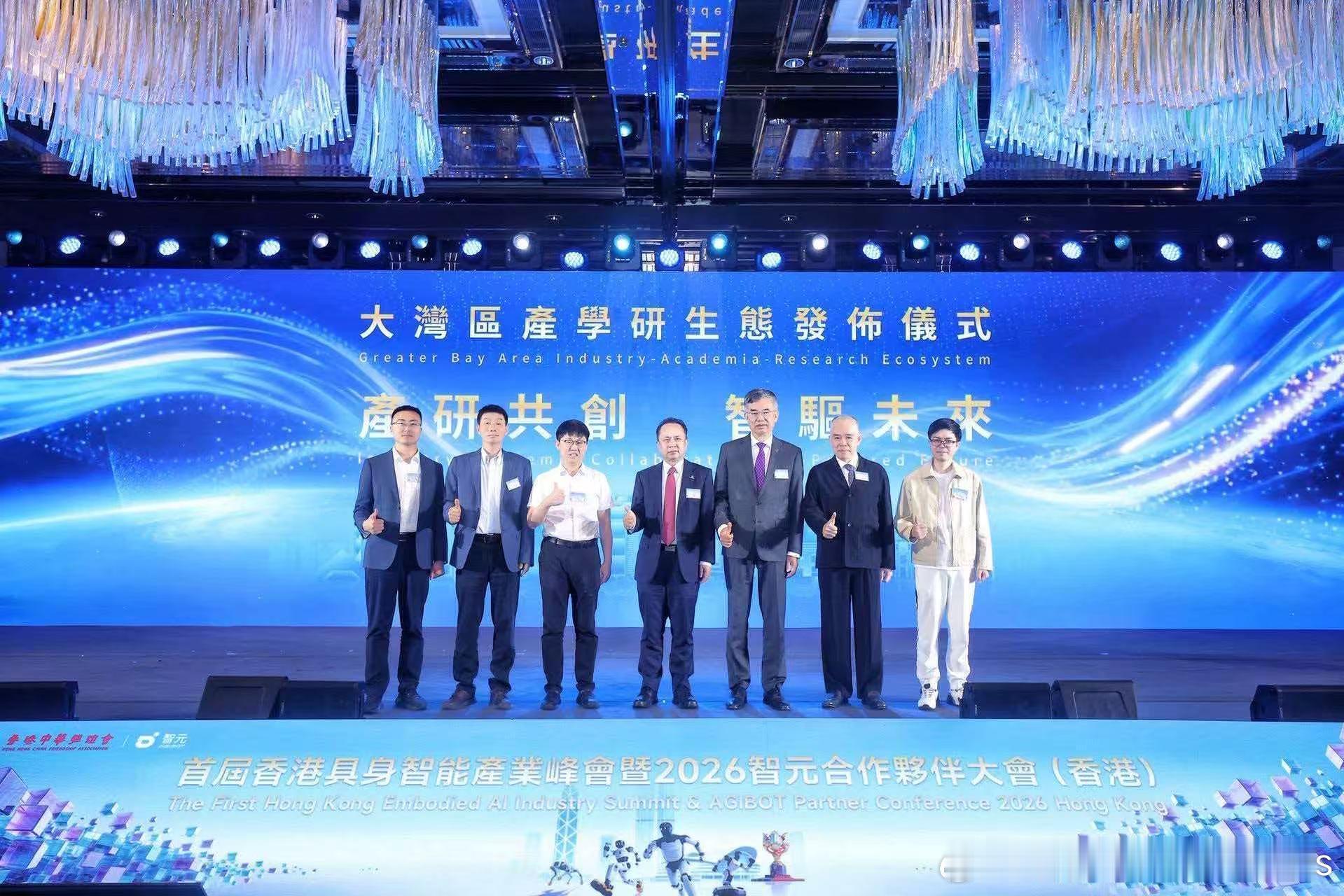 深圳人的审美已经卷到这种程度了 咖啡馆的杯套都带着设计感，图案藏着城市记忆，喝杯