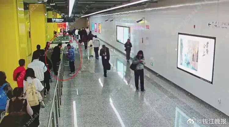 【#7999元的手机放门口被另一快递员偷走#】4月6日，上海浦东公安分局周家渡派