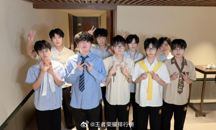 WB花样穿搭不停歇赛场之外尽显别样风采，WB队员日常造型百变多样。随性穿搭氛围感