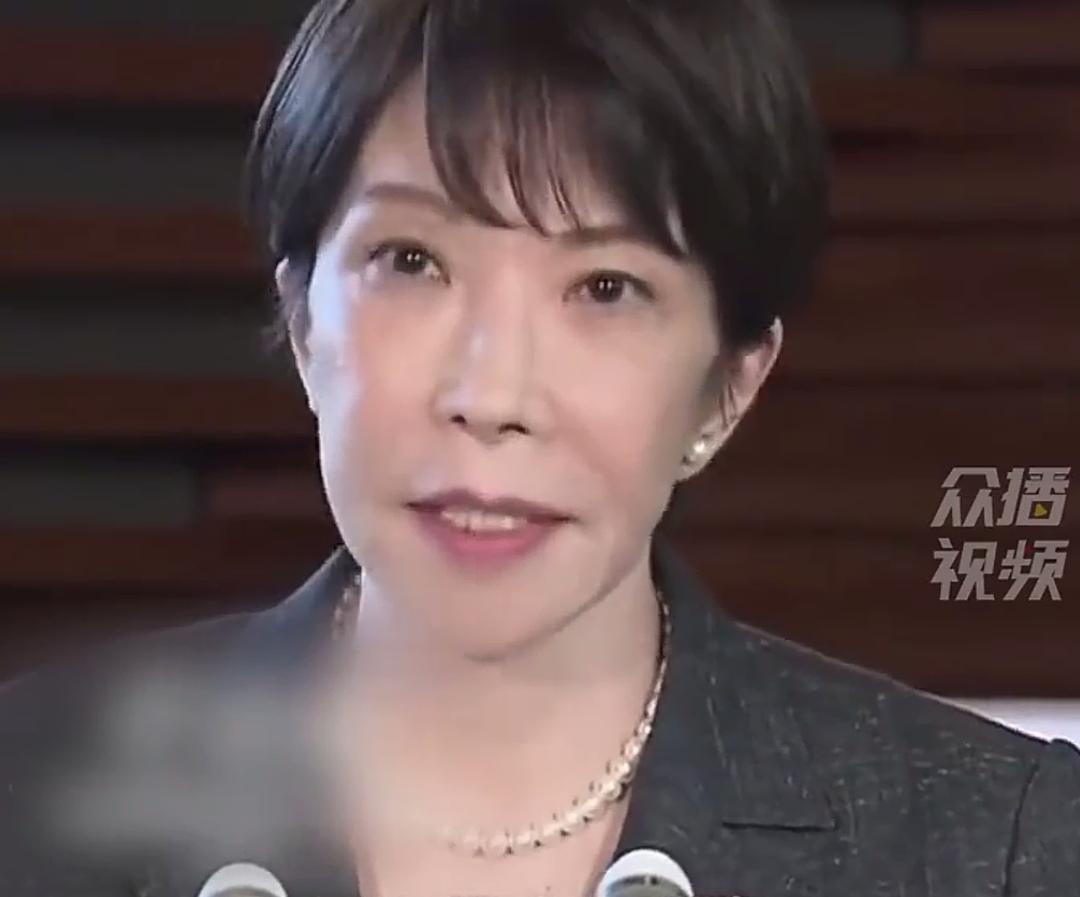 高市早苗就日本7.1级地震鞠躬哀悼，表情一脸肃穆。这次地震的破坏程度非同小可，3