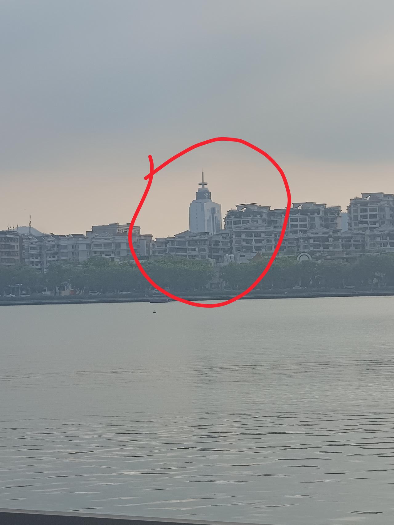 今天我在七星岩风景区里
发现一个很严重的问题
但不知道怎么说才好了



你敢相