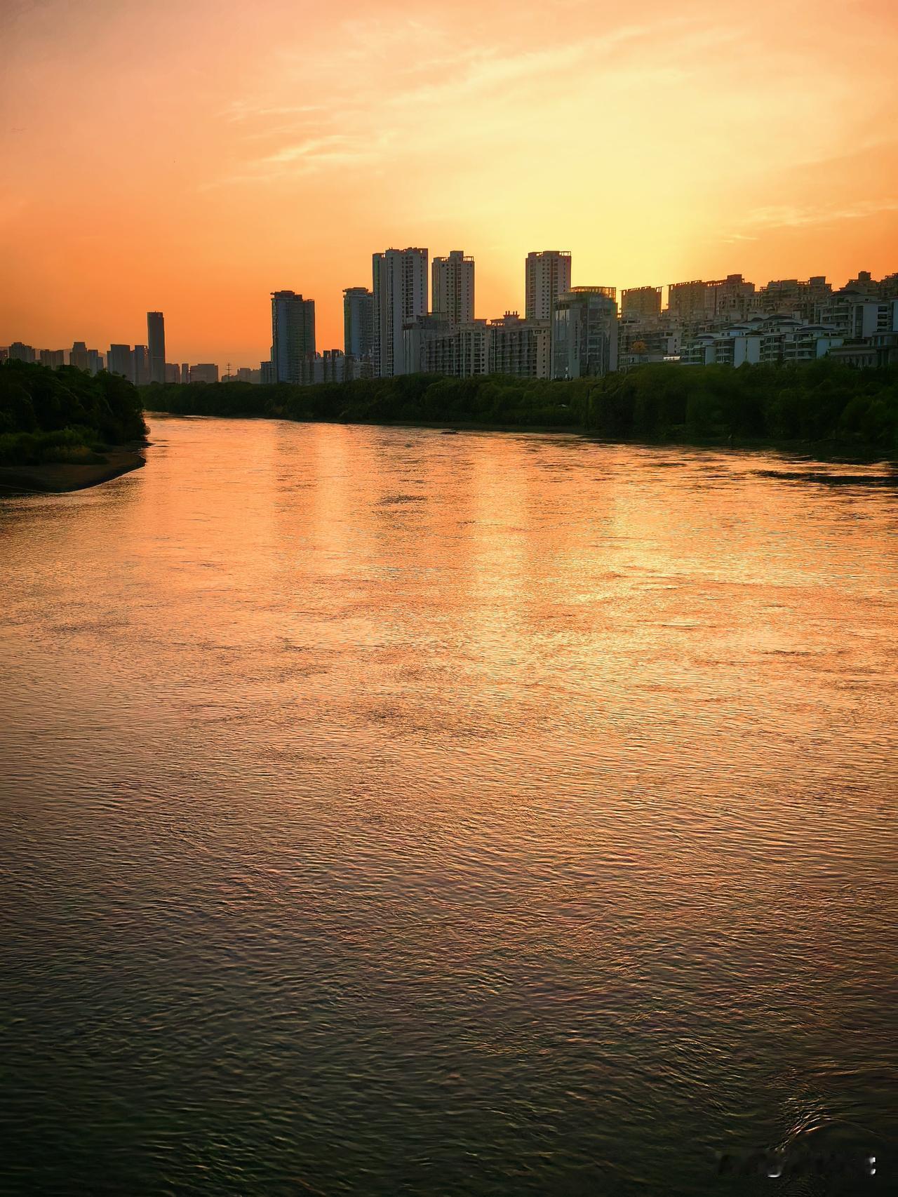 发张你手机里最美的夕阳照可以吗夕照黄河：七里河黄河大桥拍影