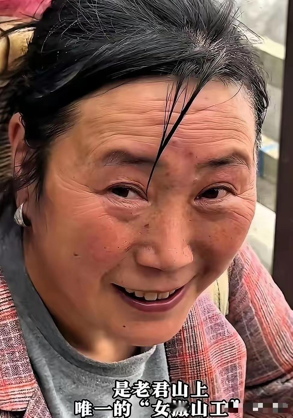 这个女子叫雷玉琴，今年53岁，是老君山三十多个挑山工里少有的女性。
​雷玉琴的生