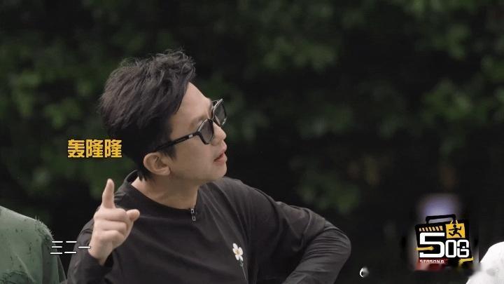 邓超不再依赖鹿晗算长大吗鹿晗好宠邓超哈哈哈哈哈 闪电没来，鹿晗的宠爱来了。一声令