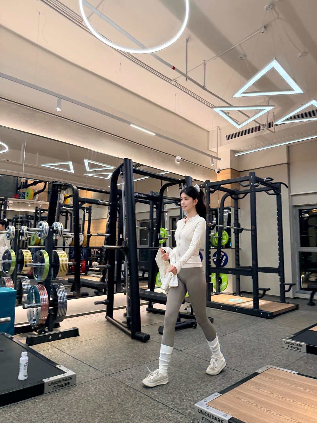 早啊，最近都在泡健身房，今天早上起来浑身酸痛！！！这个周末不出意外的话，今天出去