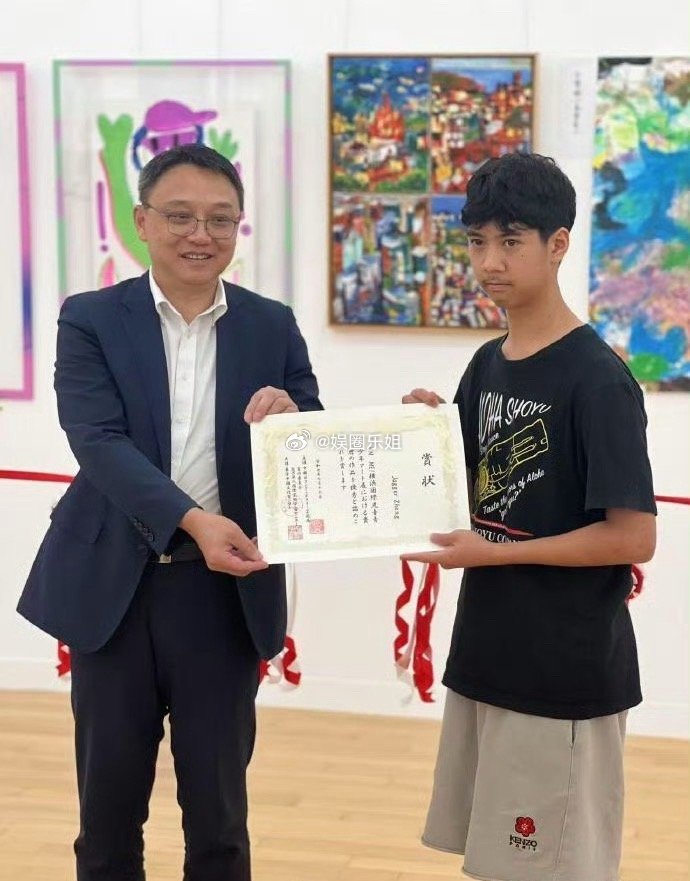 这孩子跟小时候比变化有点大，也许是长大了吧！14岁的郑熙岳携画作在日本东京画廊参