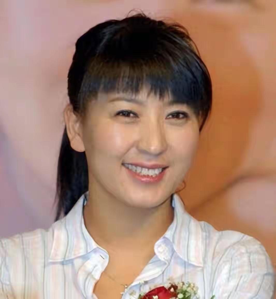 春晚常客闫学晶因直播哭穷翻车，称儿子年入二三十万在北京难生存，还提及吃燕窝等细节