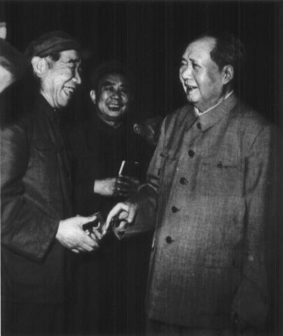 毛泽东接见部队领导同志。左一为杨国夫。