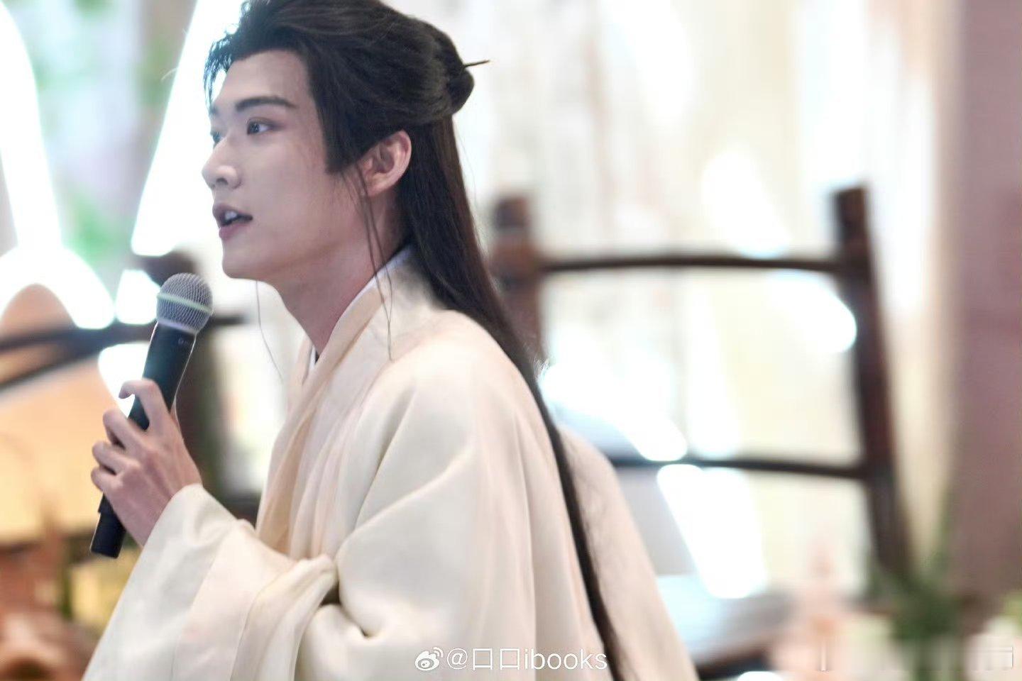 周柯宇新剧杀青古装造型张大人身娇体弱好推到我爱了 