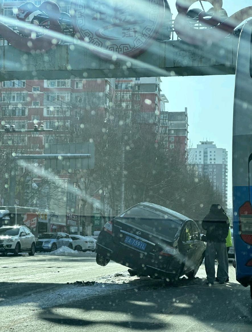 今天所有沈阳的朋友都在传一张照片，就是这辆单轮直立的轿车
从后边看的话，真的以为