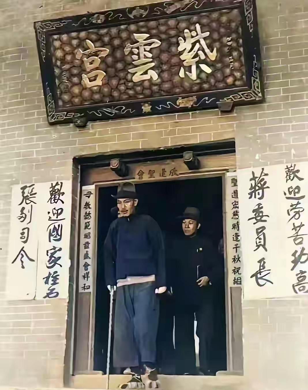 1936年10月25日、26日，蒋介石、张学良一行人游览华山时拍摄的照片。图一紫