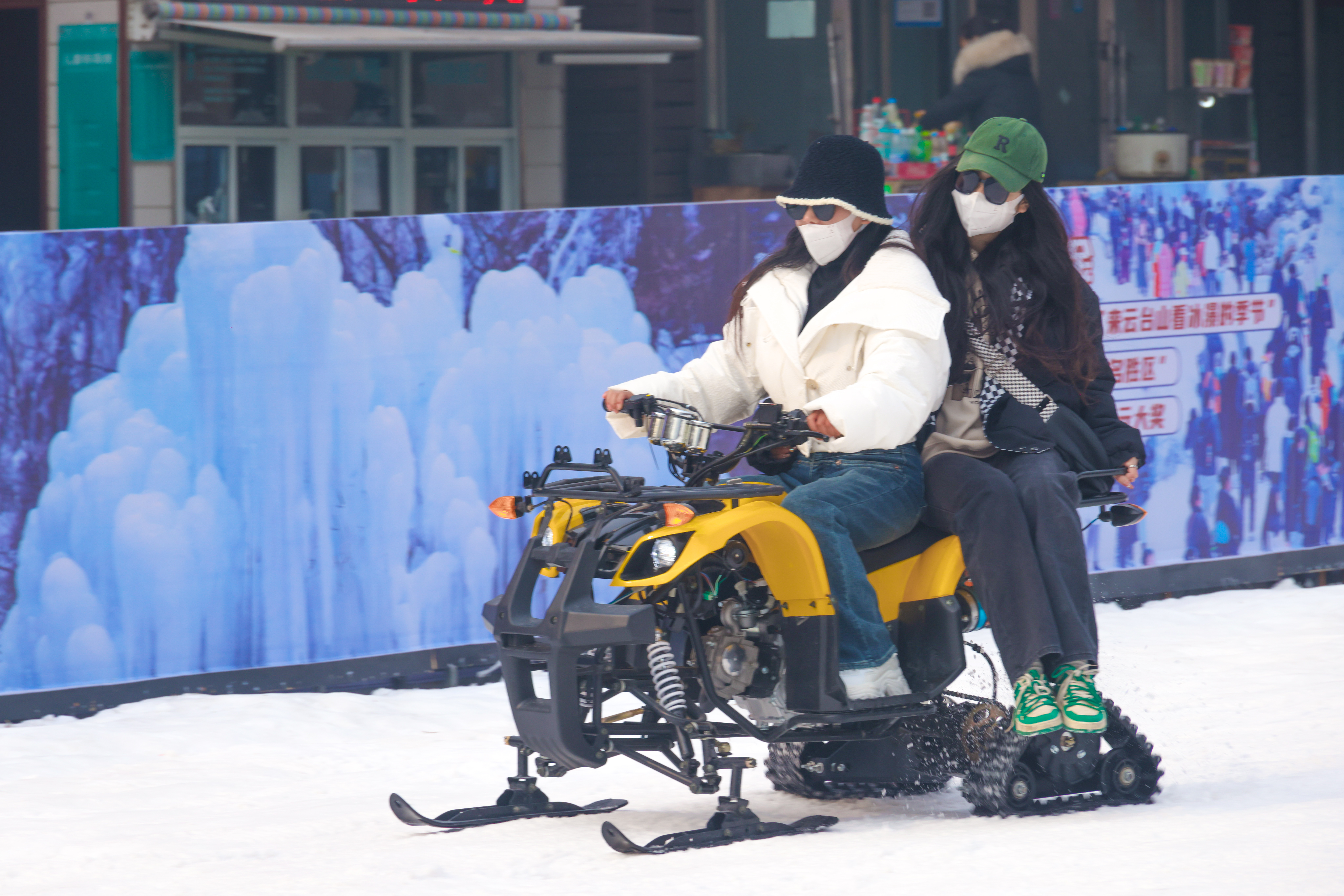 雪地蹦迪、冰瀑打卡、万平雪场、萌宠巡游、cosplay、国风演艺……关于全新20