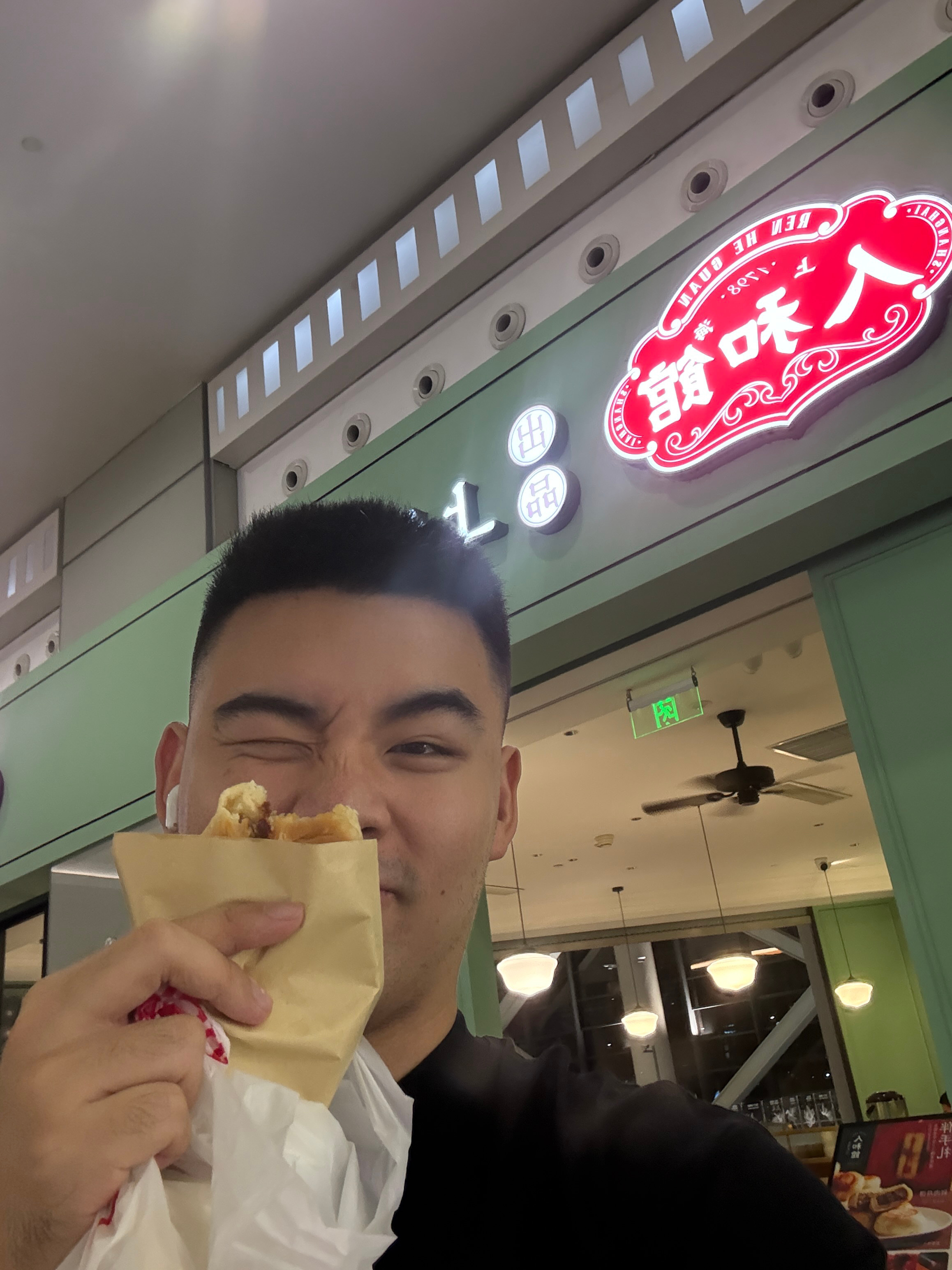 555好感人，坐飞机酒带不上去，就想找个餐厅借开瓶器都倒掉，结果老板不仅借我开瓶